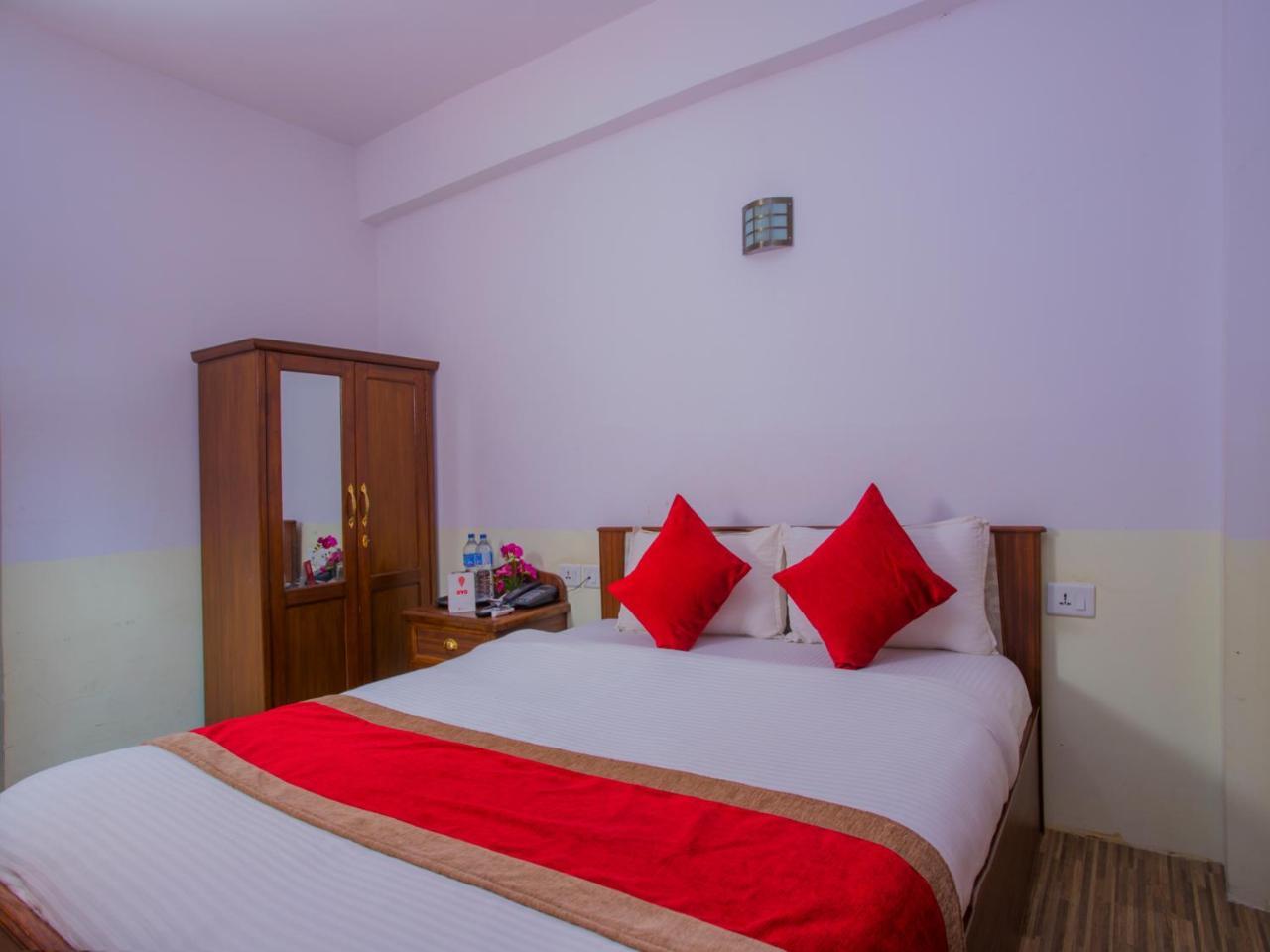 Oyo 255 White Zambala Hotel Катманду Екстериор снимка