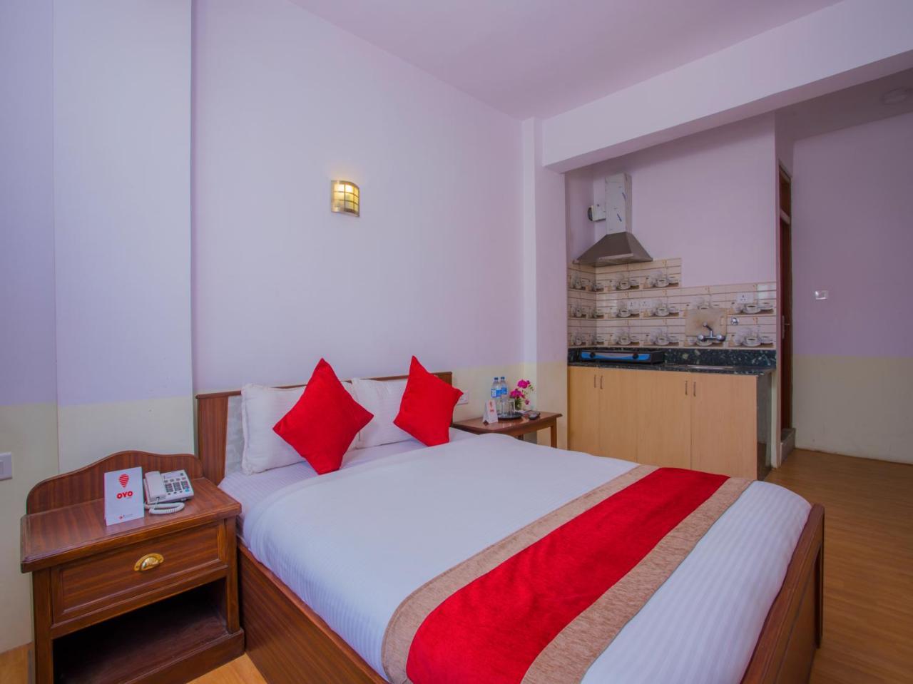 Oyo 255 White Zambala Hotel Катманду Екстериор снимка