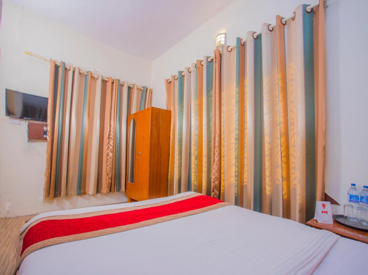 Oyo 255 White Zambala Hotel Катманду Екстериор снимка