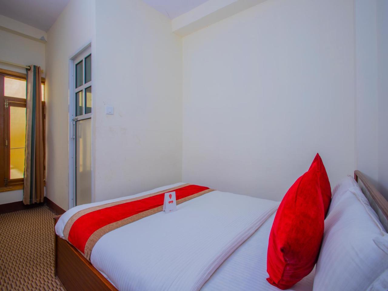 Oyo 255 White Zambala Hotel Катманду Екстериор снимка