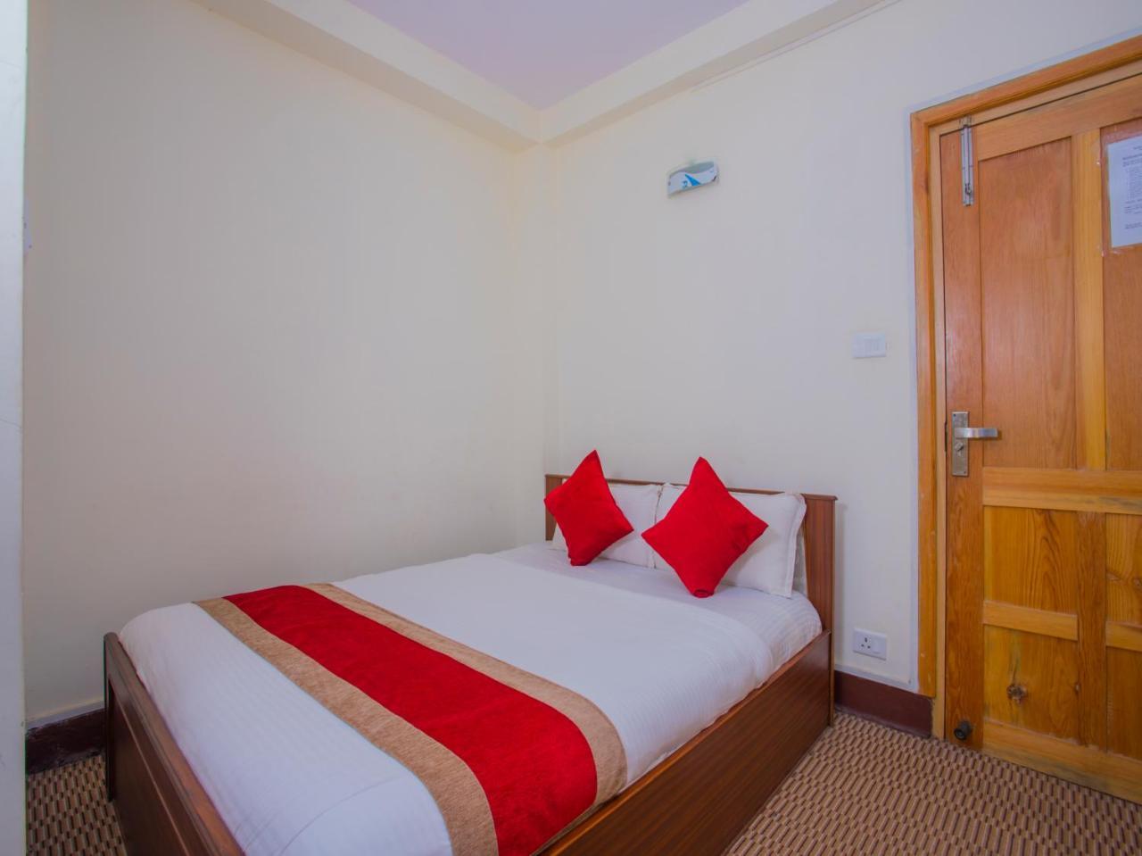 Oyo 255 White Zambala Hotel Катманду Екстериор снимка