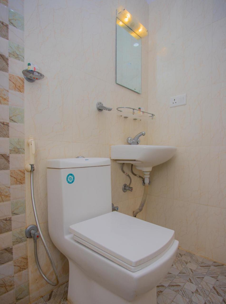 Oyo 255 White Zambala Hotel Катманду Екстериор снимка
